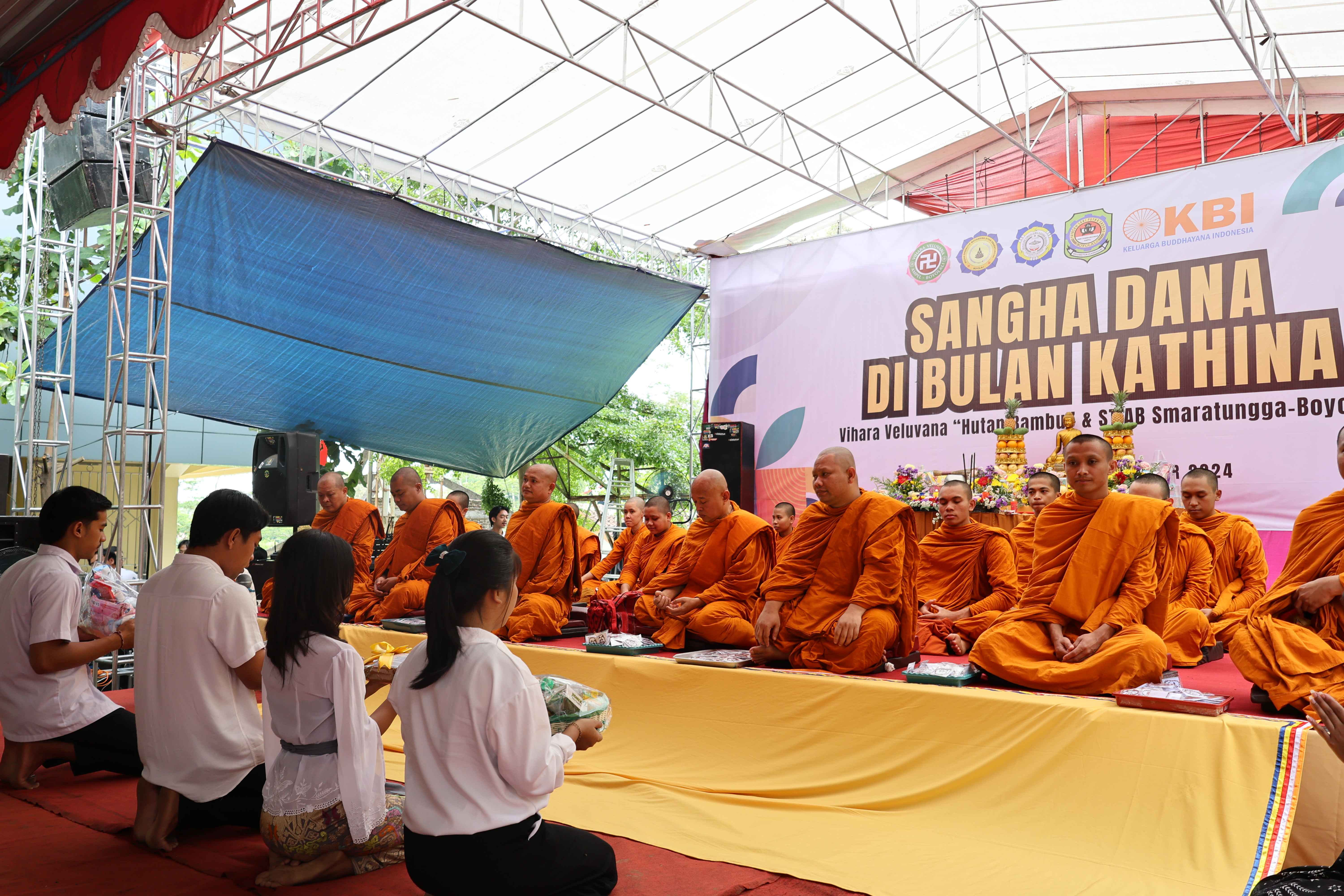 Ratusan Umat Buddha Meriahkan Sangha Dana Kathina di STIAB Smaratungga